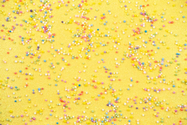 色彩斑斓的Confetti散落在黄色的背景上 喜庆的意大利面派对的装饰 复活节派对 — 图库照片