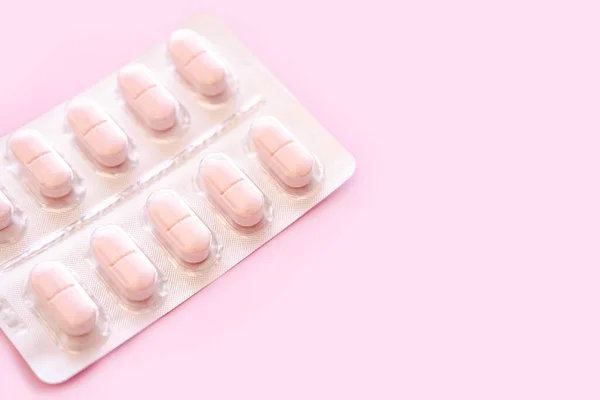 Blister Morbide Pillole Rosa Sfondo Rosa Monocromatico Semplice Posa Piatta — Foto Stock