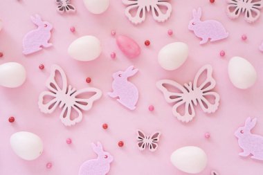 Paskalya yumurtaları kelebek konfetileri pembe arka planda tek renkli konfeti. Şablon. Üst Manzara. Mutlu Paskalyalar. Düz yatıyordu