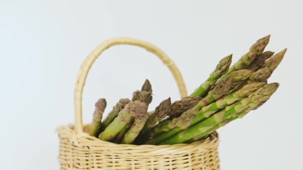 Espargos Verdes Rotativos Frescos Uma Cesta Conceito Alimentação Saudável — Vídeo de Stock