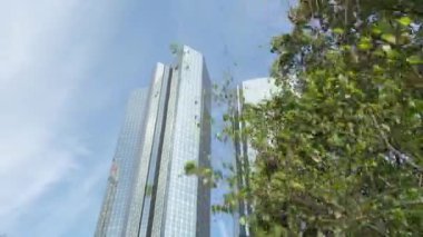 Frankfurt 'ta yaz aylarında turist bulunmayan bir otomobilde yüksek katlı ofisler, FRANKFURT AM MAIN, ALMANY