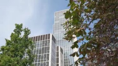 Frankfurt 'ta yaz aylarında turist bulunmayan bir otomobilde yüksek katlı ofisler, FRANKFURT AM MAIN, ALMANY