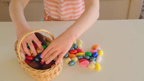 Küçük Kız Sepetten Rengarenk Yumurta Alıyor Paskalya Yumurtası Avı Mutlu — Stok video