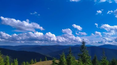 Karpatlar, Alpler ve Himalayalar 'ın dağlarındaki altın sonbaharın güzel manzaraları.