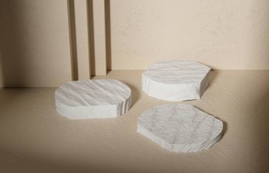 Ürün podyumu, bej arka plan, Üç Taş Podyum. 3B Görüntü