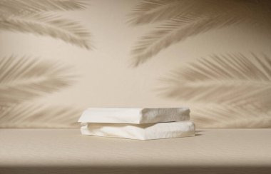 Ürün podyumu, bej arka plan, iki beyaz podyum. 3B Görüntü