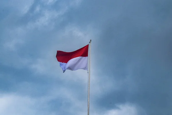 Bendera Indonesia Berkibar Dengan Awan Latar Belakang Simbol Kebanggaan Dan — Stok Foto