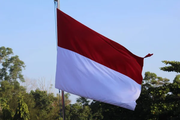 Flaga Indonezji Trzepocząca Tle Chmurami Symbol Dumy Narodowej Spokoju — Zdjęcie stockowe