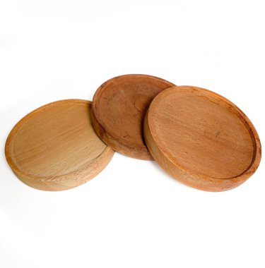 Beyaz arka planda izole edilmiş yuvarlak ahşap altlıklar..