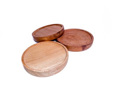 Beyaz arka planda izole edilmiş yuvarlak ahşap altlıklar..