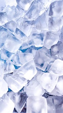 Arka plan olarak kristal berrak buz küpleri, üst görünüm