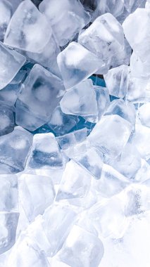 Arka plan olarak kristal berrak buz küpleri, üst görünüm