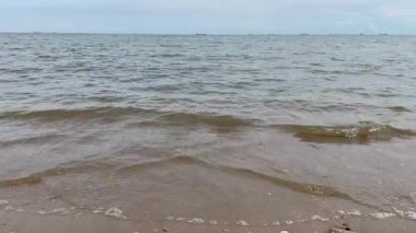 Deniz. Kumsal. Kum. Gökyüzü. Sahildeki dalganın sesi. Yaz günü deniz manzaralı sahiller. El salla. Plaj metin alanı