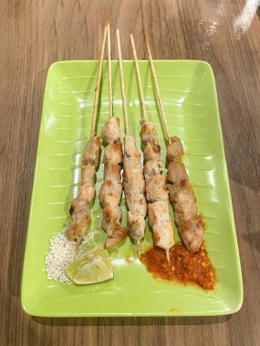 Sate Taichan, chiken satay ızgara ve fıstık sosu olmadan servis ediliyor.