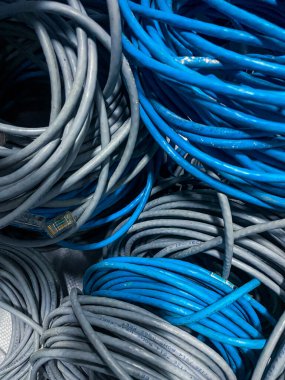 Arka plan olarak mavi ve gri kullanılmayan LAN kablosu veya ağ kablosu demeti
