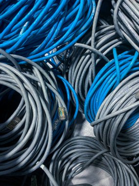 Arka plan olarak mavi ve gri kullanılmayan LAN kablosu veya ağ kablosu demeti