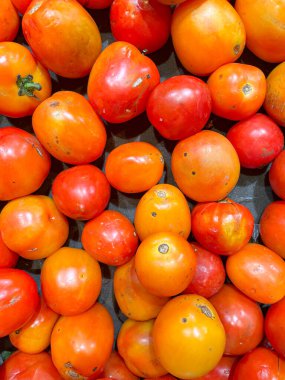 Lezzetli taze domates yığınının üst görünümü yemek arkaplanı dokusudur