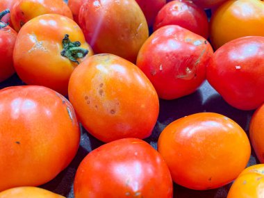 Lezzetli taze domates yığınının üst görünümü yemek arkaplanı dokusudur