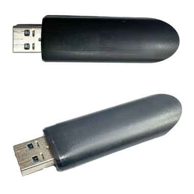 Parlak siyah USB sürücülerimizi gümüş konnektörlerle tanıtıyoruz. En üst düzey yüksek hızlı depolama çözümleri. Bu büyüleyici resim iki USB sürücüyü sergiliyor, ikisi de şık bir siyah tasarım ve gümüş bir USB konnektörü içeriyor. Üst USB sürücüsü 