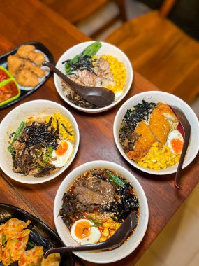 Ramen eriştesi servis edilir.