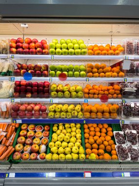 Marketteki taze meyve reyonunun manzarası