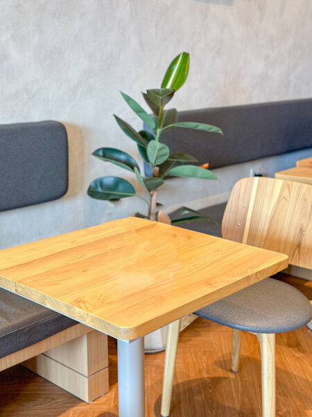 Пустой деревянный стол с фоном кафе или кофейни