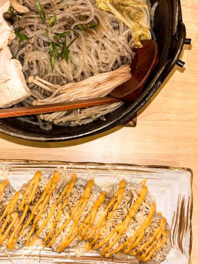 Makarna ve yüksek açılı suşi görüntüsü.