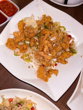 Beyaz tabakta servis edilen çıtır tavuk derisi