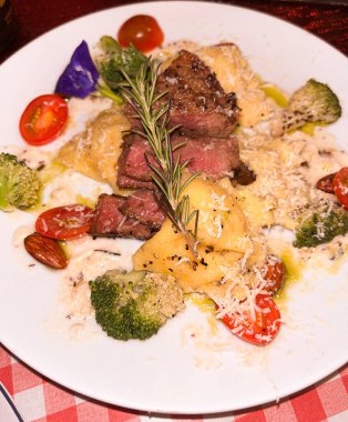 Patates püresiyle servis edilen lezzetli bir biftek.