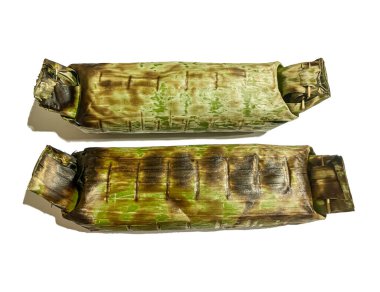 Nasi bakar, baharat ve malzemeyle çeşnilendirilmiş ve muz yaprağına sarılmış pilav.