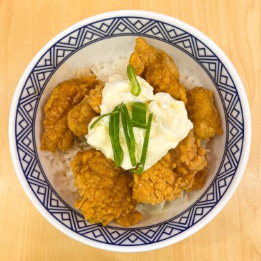 Tavuklu gevrek ve yumurtalı pirinç kasesi.