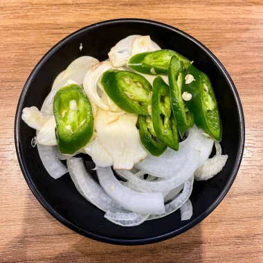 Soğan, sarımsak ve acı biber.