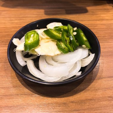 Soğan, sarımsak ve acı biber.