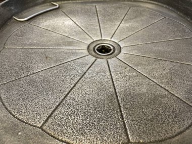 Arka plan olarak yakın plan görünümlü Kore usulü ızgara tavası