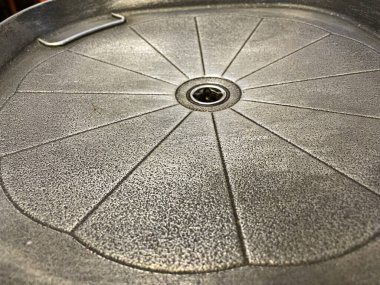 Arka plan olarak yakın plan görünümlü Kore usulü ızgara tavası