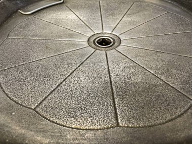 Arka plan olarak yakın plan görünümlü Kore usulü ızgara tavası