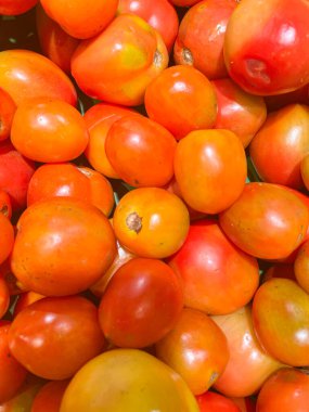 Gıda arka planı olarak pazarda sergilenen taze domatesler