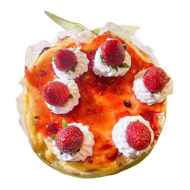 Çilek meyveli, reçelli ve kremalı cheesecake.