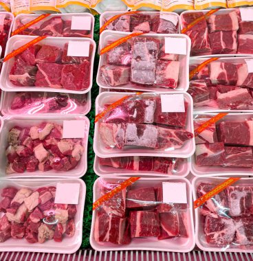 Süpermarkette paketlenmiş ve sergilenmiş taze kırmızı et yığını