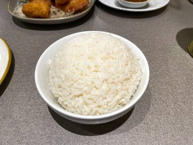 Lokantada beyaz kasede servis edilen pilav.