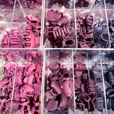Dükkanda çeşitli saç tokaları ve renkleri sergileniyor