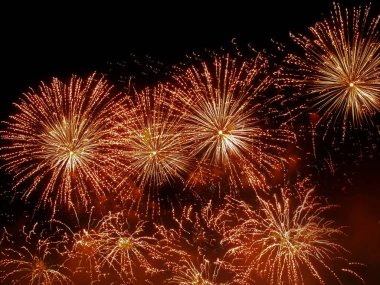 Kara gökyüzünde renkli havai fişekler