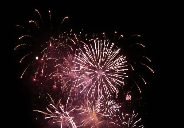 Gece gökyüzünde havai fişekler