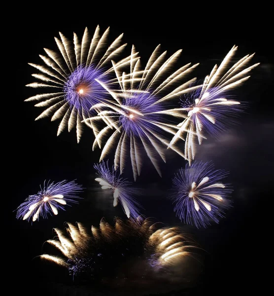 Siyah arkaplanda havai fişekler