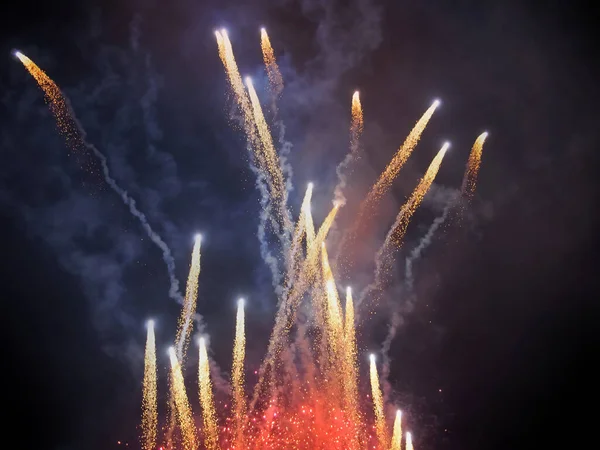 Siyah arkaplanda havai fişekler