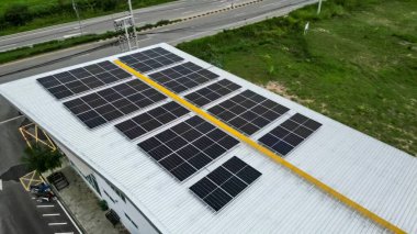 Binanın çatısındaki güneş panelleri