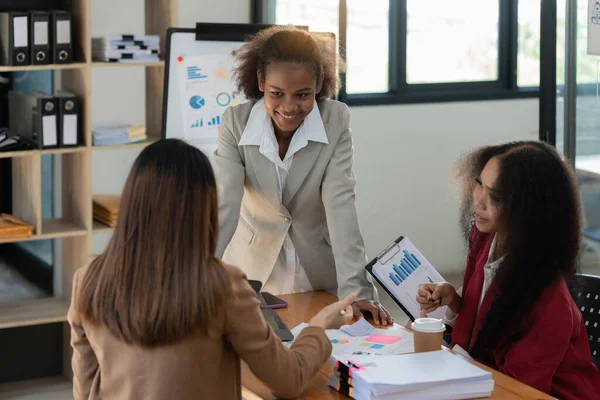Junge Afroamerikanische Geschäftsfrau Arbeitet Mit Partner Büro Finanzierungskonzept — Stockfoto
