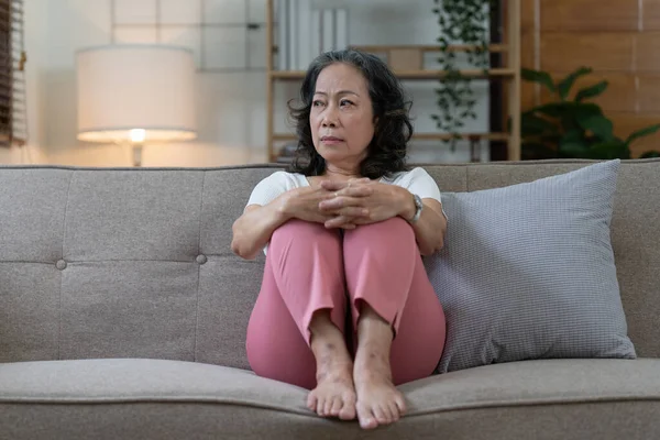 Deprimida Anciana Asiática Sentada Sola Casa Concepto Mujer Jubilada — Foto de Stock
