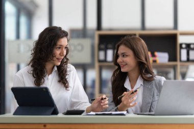 İş danışmanları konuyu mali raporda görüldüğü gibi değerlendirmek ve tartışmak için toplanıyorlar. Finansal danışman, yatırım danışmanı ve muhasebe konsepti.