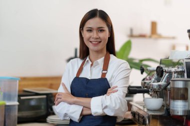 Başarılı küçük işletme sahibi, kafesinde duran güzel bir kız buldu..